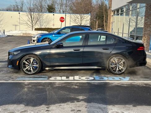 Used 2025 BMW 550e xDrive w/ Premium Package image 12
