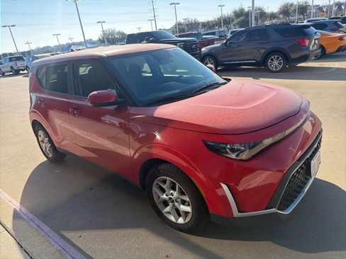 Used 2023 Kia Soul LX w/ LX Technology Package image 2