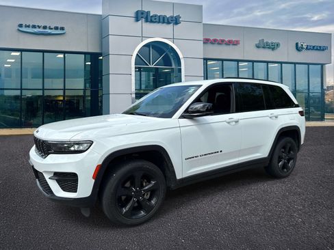 Used 2023 Jeep Grand Cherokee Altitude AWD/4WD image 4
