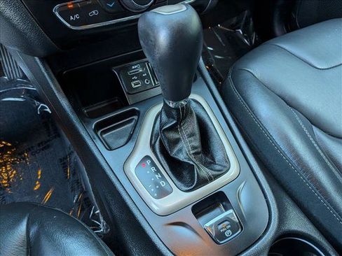 Used 2018 Jeep Cherokee Limited image 12