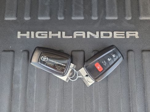 Used 2023 Toyota Highlander XLE AWD/4WD image 31