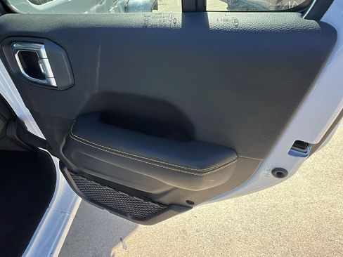 Used 2025 Jeep Wrangler Sahara image 20