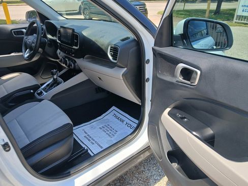 Used 2025 Hyundai Venue SEL FWD image 10