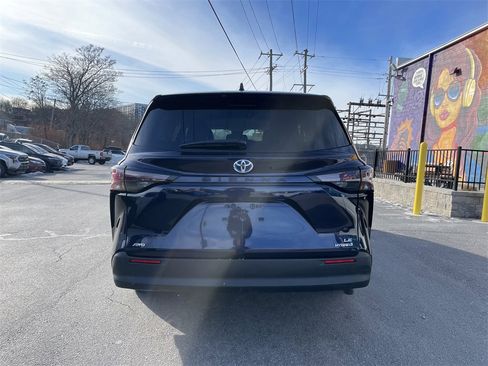 Used 2024 Toyota Sienna LE image 4