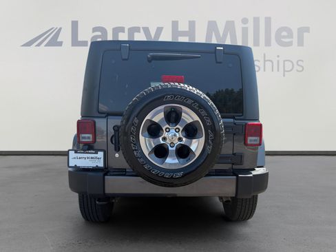 Used 2017 Jeep Wrangler Unlimited Sahara w/ Connectivity Group AWD/4WD image 4