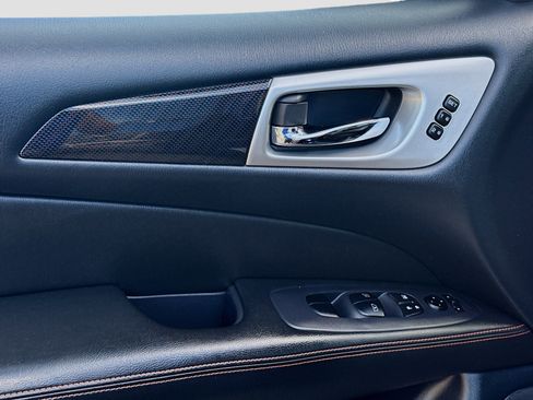 Used 2019 Nissan Pathfinder SL w/ Rock Creek Edition FWD image 17