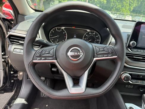 Used 2025 Nissan Altima 2.5 SV FWD image 15