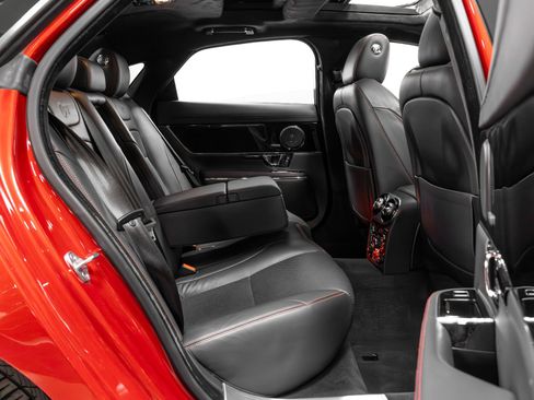 Used 2016 Jaguar XJ R image 21