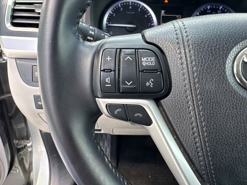 Used 2018 Toyota Highlander XLE image 32