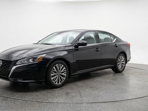 Used 2025 Nissan Altima 2.5 SV FWD image 3