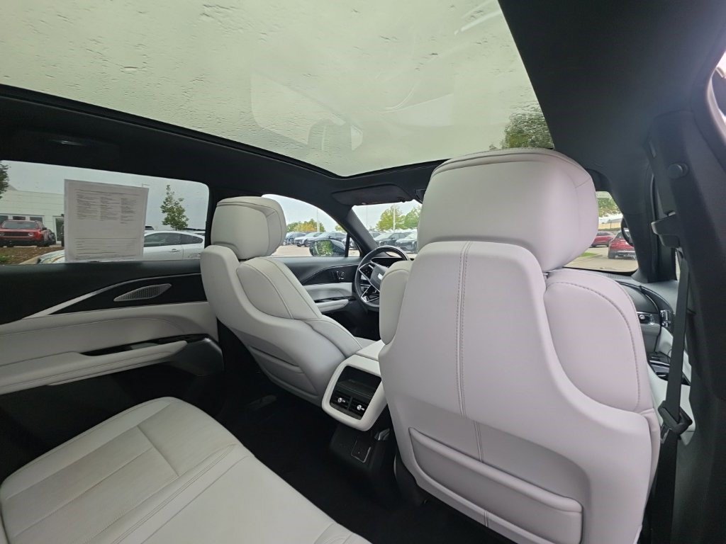 Used 2024 Cadillac Lyriq Luxury AWD/4WD image 17