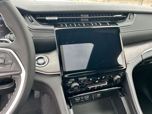 Used 2025 Jeep Grand Cherokee Limited w/ Luxury Tech Group II image 19