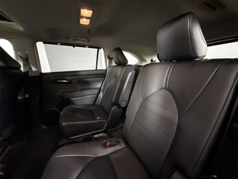 Certified 2025 Toyota Highlander XLE image 31