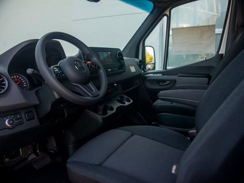 Used 2024 Mercedes-Benz Sprinter 2500 image 32