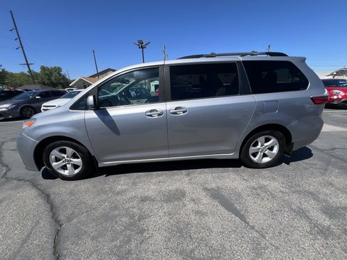 Used 2018 Toyota Sienna LE w/ Carpet Mat Package FWD image 5