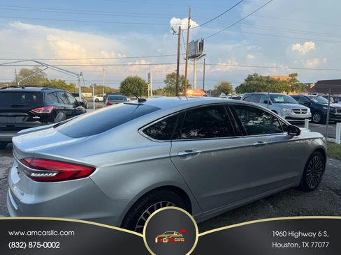 Used 2017 Ford Fusion SE w/ Fusion SE Technology Package image 2