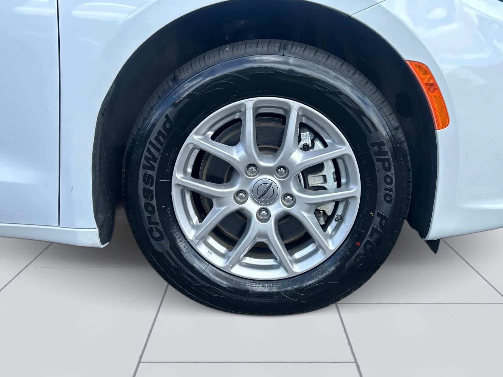 Used 2024 Chrysler Pacifica Touring-L FWD image 12