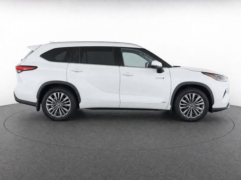 Certified 2021 Toyota Highlander Platinum AWD/4WD image 3