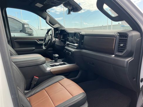 Used 2023 Chevrolet Silverado 1500 High Country w/ Technology Package AWD/4WD image 7