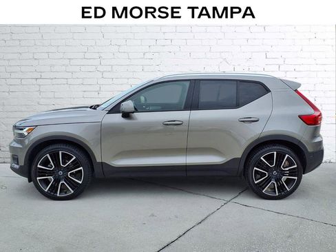 Used 2022 Volvo XC40 T5 Momentum w/ Premium Package image 2