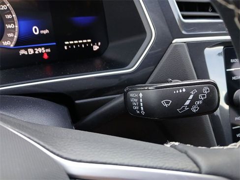 Used 2024 Volkswagen Tiguan SE w/ Panoramic Sunroof Package image 18