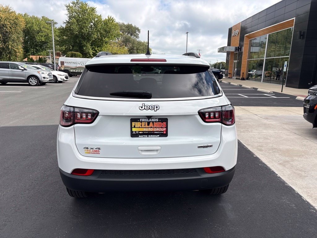 Used 2023 Jeep Compass Latitude w/ Sun and Sound Group AWD/4WD image 4