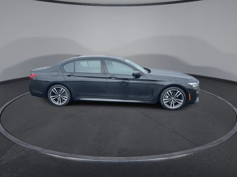 Used 2022 BMW 740i xDrive w/ M Sport Package AWD/4WD image 9