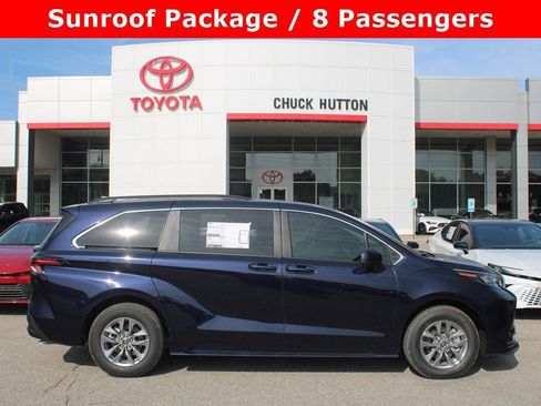 Used 2025 Toyota Sienna LE image 1