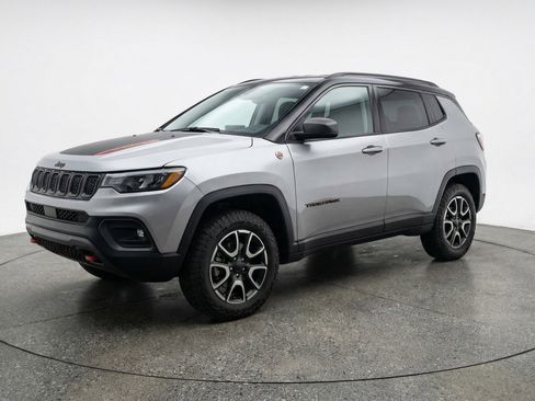 Used 2025 Jeep Compass Trailhawk image 3