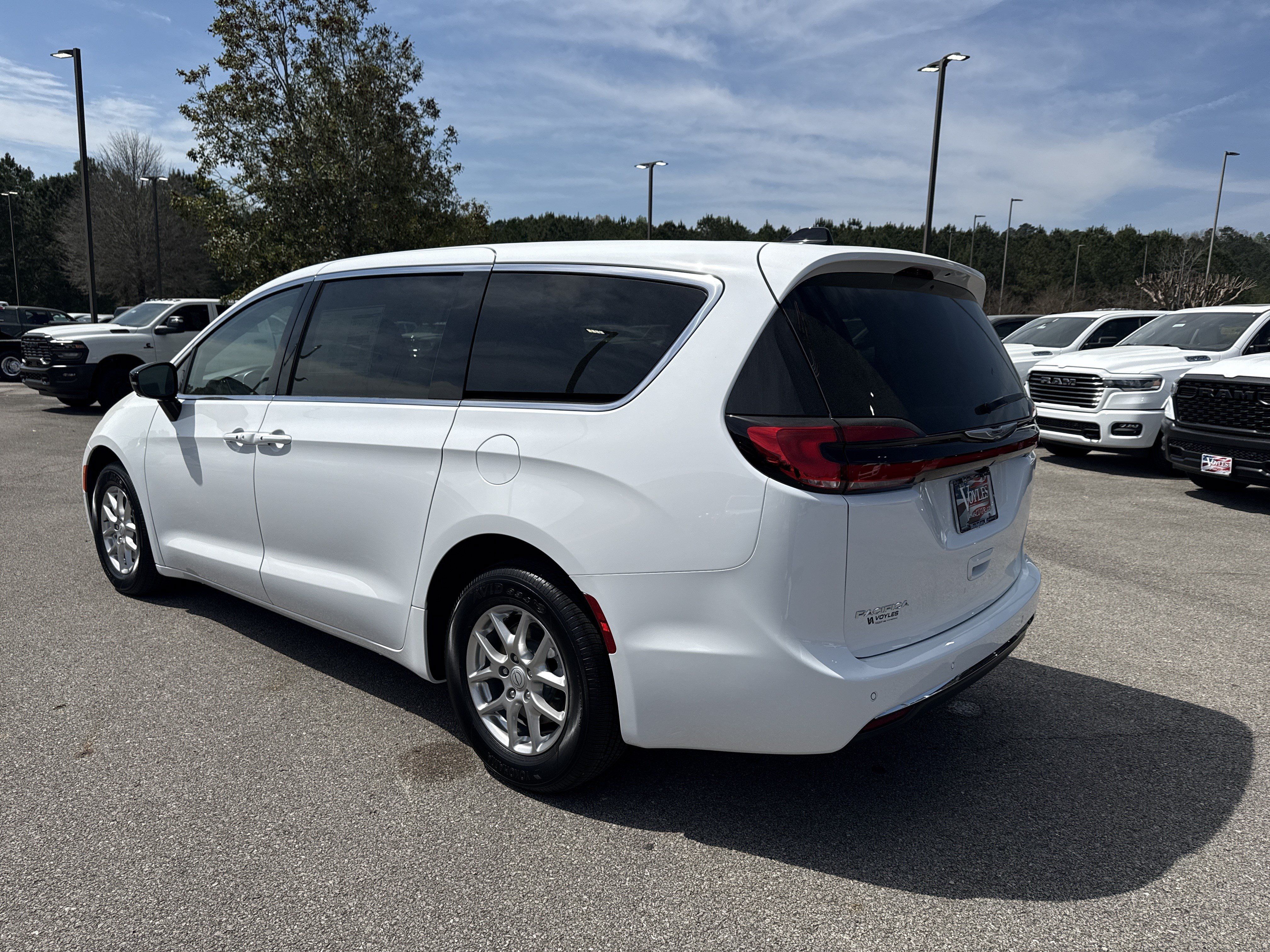 New 2026 Chrysler Pacifica Select FWD image 5