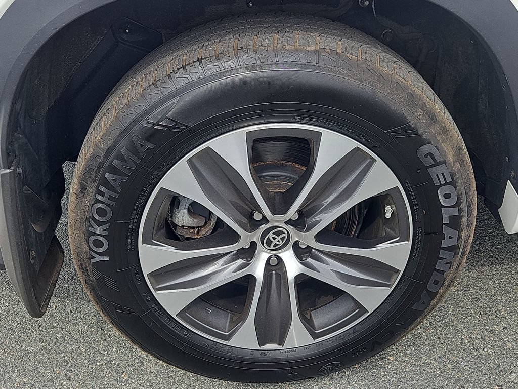 Used 2021 Toyota Highlander XLE AWD/4WD image 9