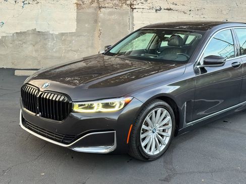 Used 2022 BMW 740i image 10
