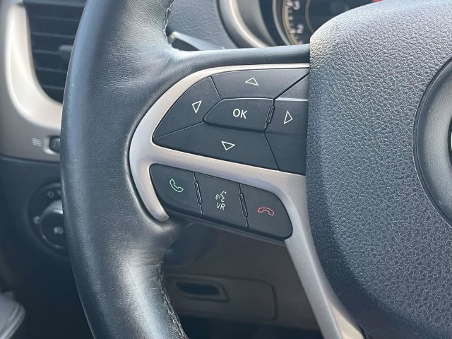 Used 2016 Jeep Cherokee Latitude w/ Cold Weather Group AWD/4WD image 26