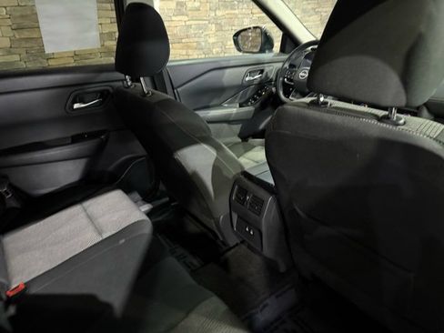 Certified 2025 Nissan Rogue SV image 33