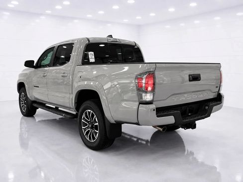 Used 2020 Toyota Tacoma TRD Sport w/ TRD Premium Sport Package AWD/4WD image 3
