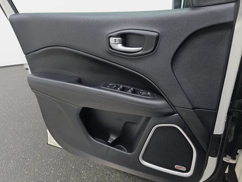 Used 2019 Jeep Compass Latitude AWD/4WD image 25