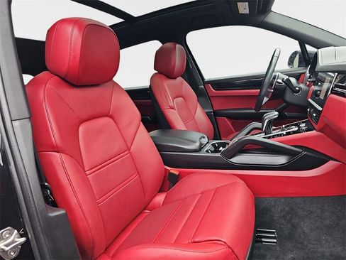 Used 2022 Porsche Cayenne image 12
