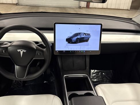 Used 2024 Tesla Model Y 2WD image 14