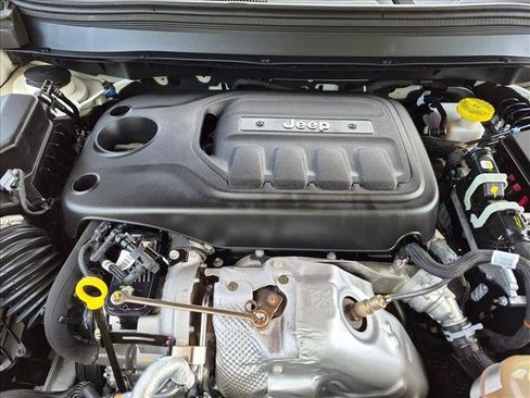 Used 2019 Jeep Cherokee Overland w/ Technology Group AWD/4WD image 23