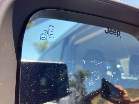 Used 2018 Jeep Renegade Altitude w/ Advanced Technology Group FWD image 24