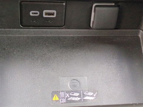 Used 2024 GMC Yukon SLT w/ SLT Luxury Package image 22