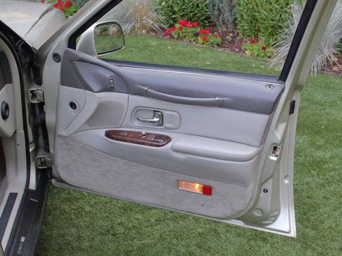 Used 1997 Lincoln Town Car Signature RWD image 47