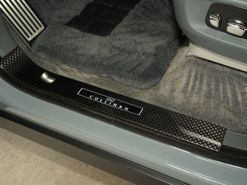 Used 2023 Rolls-Royce Cullinan Black Badge w/ Driver's Package image 41