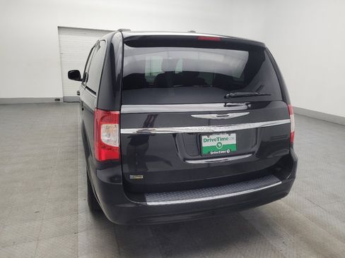 Used 2016 Chrysler Town & Country Touring image 6