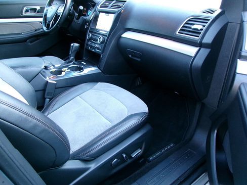 Used 2017 Ford Explorer XLT w/ Equipment Group 202A image 8