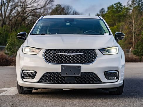 Used 2024 Chrysler Pacifica Touring-L image 2