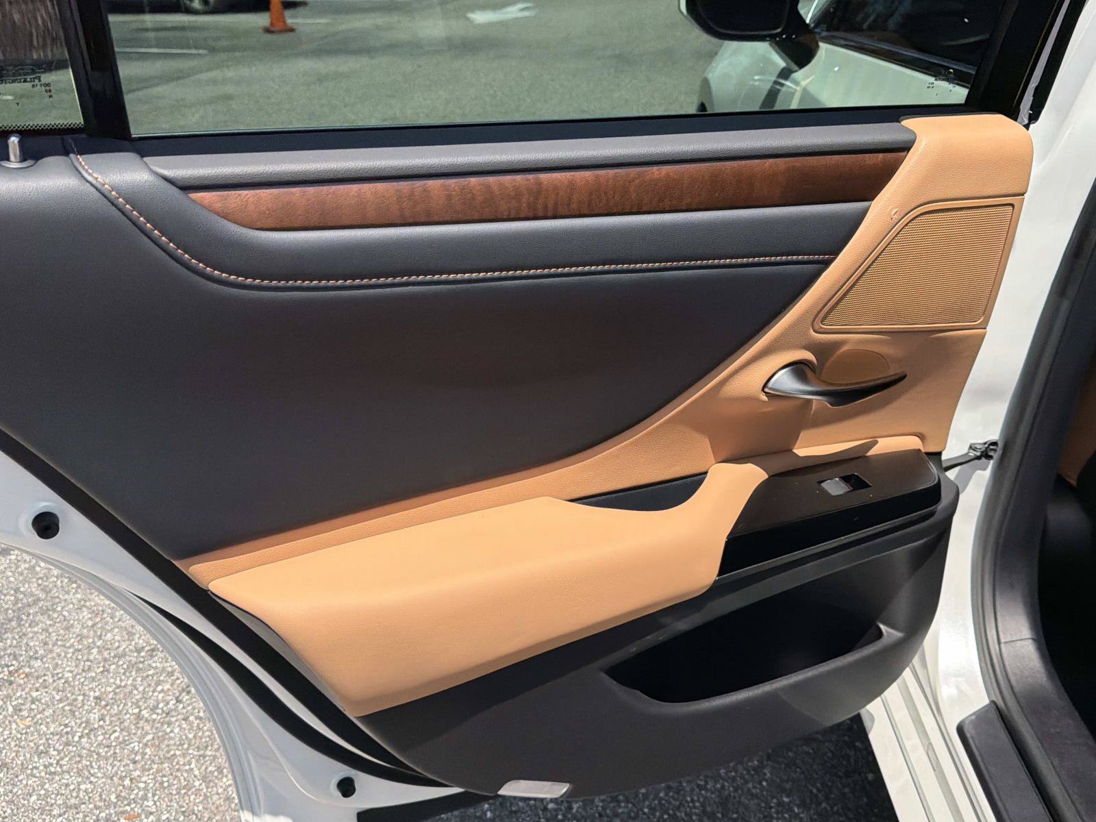 Used 2025 Lexus ES 350 w/ Premium Package FWD image 11