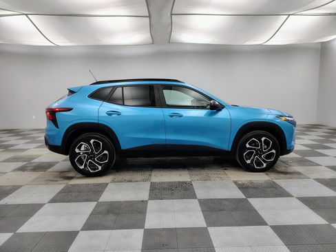 Used 2025 Chevrolet Trax RS w/ Sunroof Package image 12