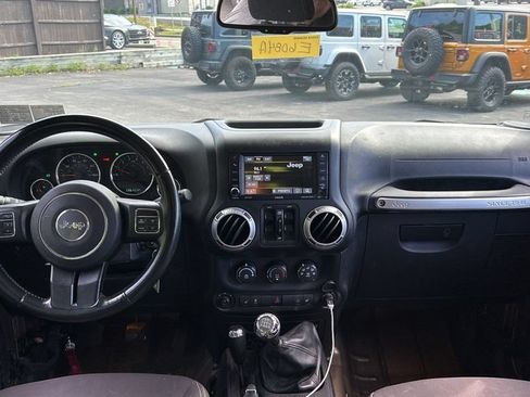 Used 2015 Jeep Wrangler Unlimited Rubicon w/ Connectivity Group AWD/4WD image 27