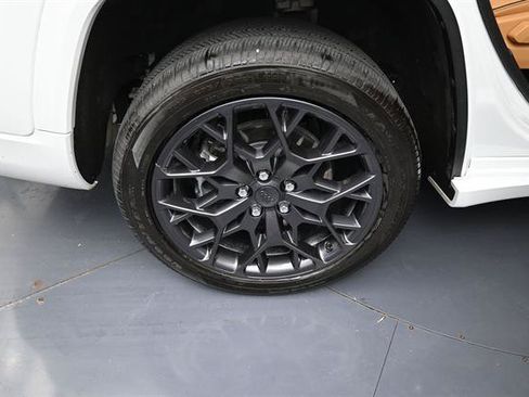 Used 2026 Jeep Grand Cherokee L Summit w/ Obsidian Package AWD/4WD image 25